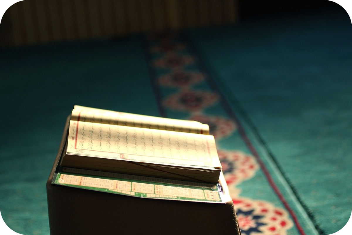 What are Some Top Islamic Book Shops Online in the UK?