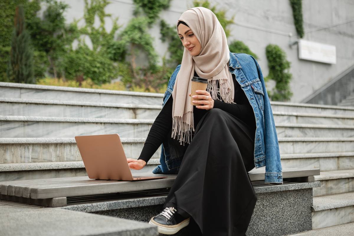 Best Abaya Fabrics: A Complete Guide for Every Season 